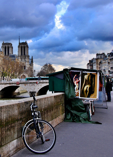 parisbeautiful:  Sur les quais by LPiH on Flickr.