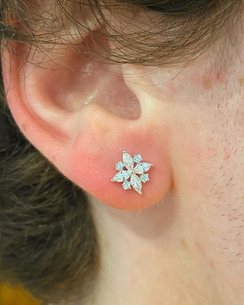 allthepiercingsandbodymods:Earlobe piercing by piercings.by.anji. Follow her on Instagram! ❤️https:/