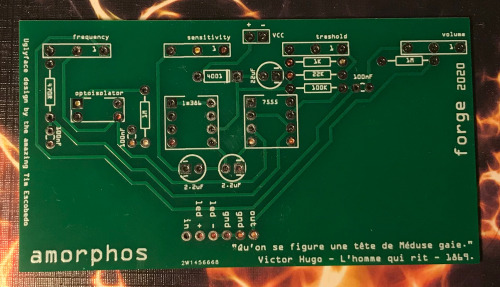 forgethemaker: The Amorphos fuzz pedal ! One LM386 for the fuzz and a 7555 for the weird glitchness 