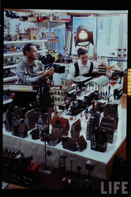 Charles and Ray Eames(Allan Grant. n.d.)