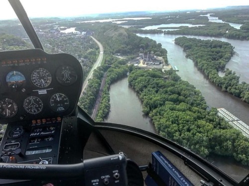 #Repost @thelifeofahelicopterpilot ・・・ Find me landing in @nsz85 &rsquo;s backyard for a firearm and