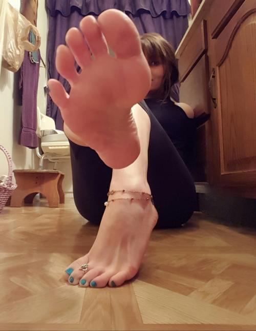 footangels: Her feet are made to be worshiped 