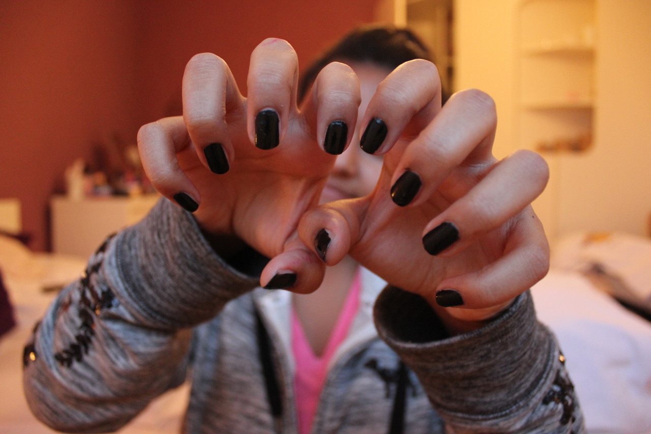 perfcanon:  i like to paint my nails the same color as my soul :-)