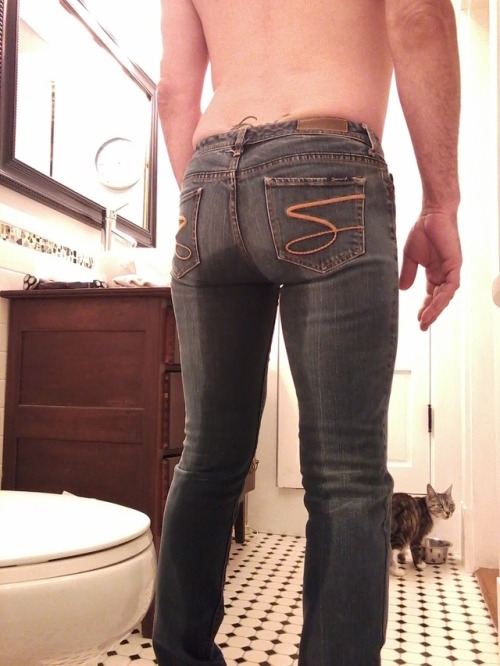 XXX ipmypantz:A piss hard on again this morning. photo