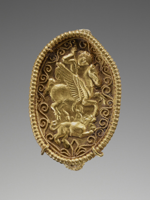 Gold box bezel ring with the hero Bellerophon riding Pegasus, attributed to the Santa Eufemia master