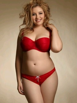 ilovebeingcurvy:  She looks very sexy