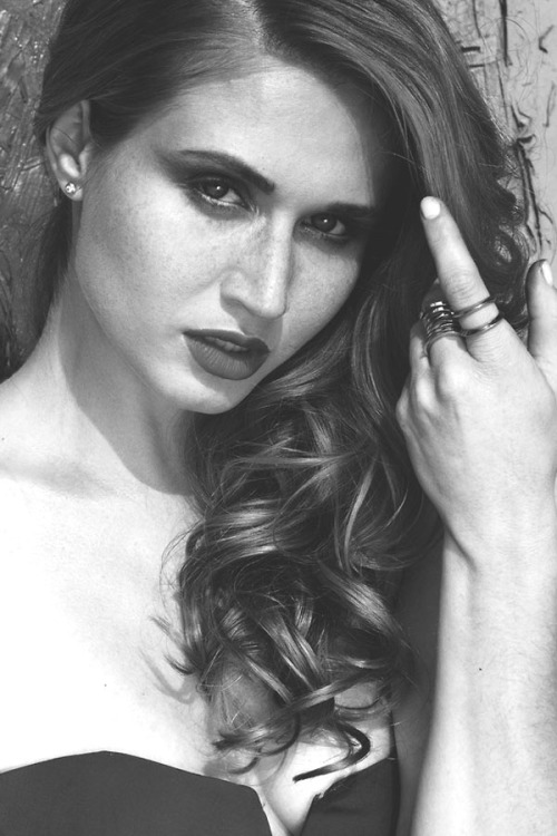 praytothegay:  Rita Volk 