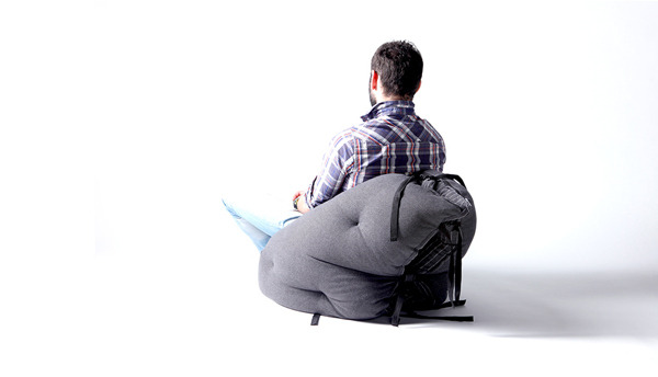 tinyhousedarling:  Bed Turns Into an Armchair 