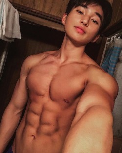 rebelziid:    Eye Candy’s Hot Muscles  [   Gorgeous eye candy shows off his hard muscles :p ] 😜😜😜