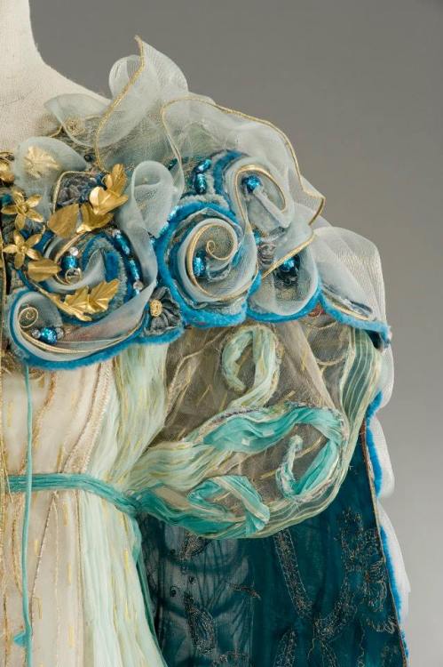 fripperiesandfobs: Costume designed by Gabriella Pescucci for Michelle Pfeiffer in A Midsummer 