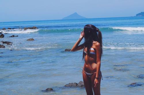 XXX Notas sobre ela:   ela ama o mar, pois ele photo