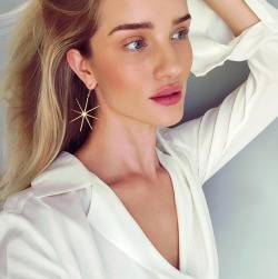 dailyrhw:    rosiehw: Latest obsession @elisabethbelljewelry gold sea star earrings!