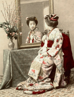 thekimonogallery:  A Senior Maiko (Apprentice