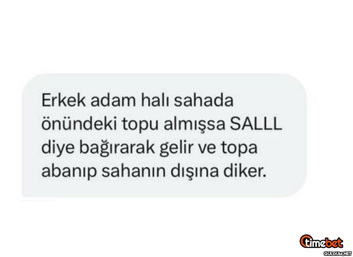 Erkek adam halı sahada...