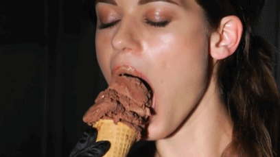borgien: “Tu sais, que quand je déguste une glace, je pense à ton sexe ?”.