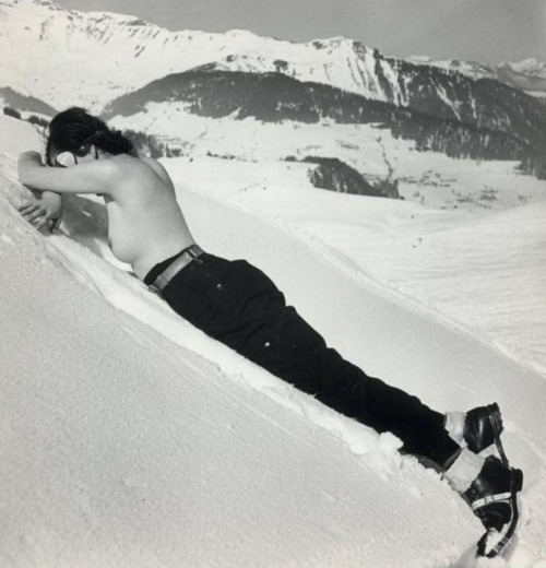 foxesinbreeches: Sylvia Bataille demi-nue dans la neige by Denise Bellon, 1934-1935