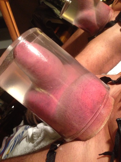 ….diese fette pumpnille wird in die ärsche geschoben bis zum anschlag.  …that fat pump