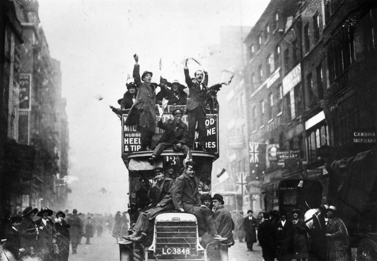 Photos of the first Armistice Day (November 11th, 1918)London crowds