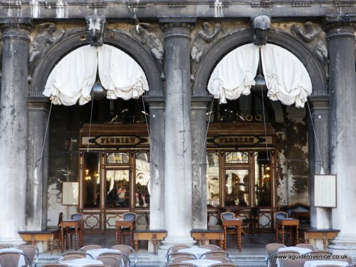 Caffè Florian , Venice. Fonte www.walks-in-venice.com , via tinamotta.tumblr.com