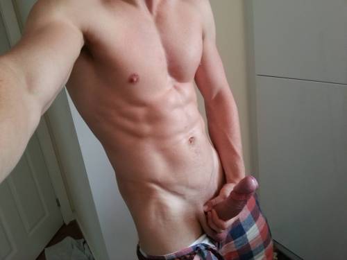 hornytexasboy: fullreshotties:  Marcusdalexander  muscled dude goin commando