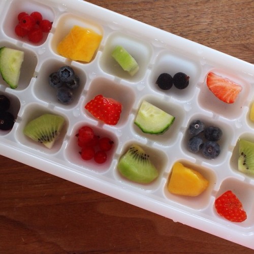 amillionbillionmiles:Infused ice cubes in the making amillionmiless.com/2014/07/fruit-and-her