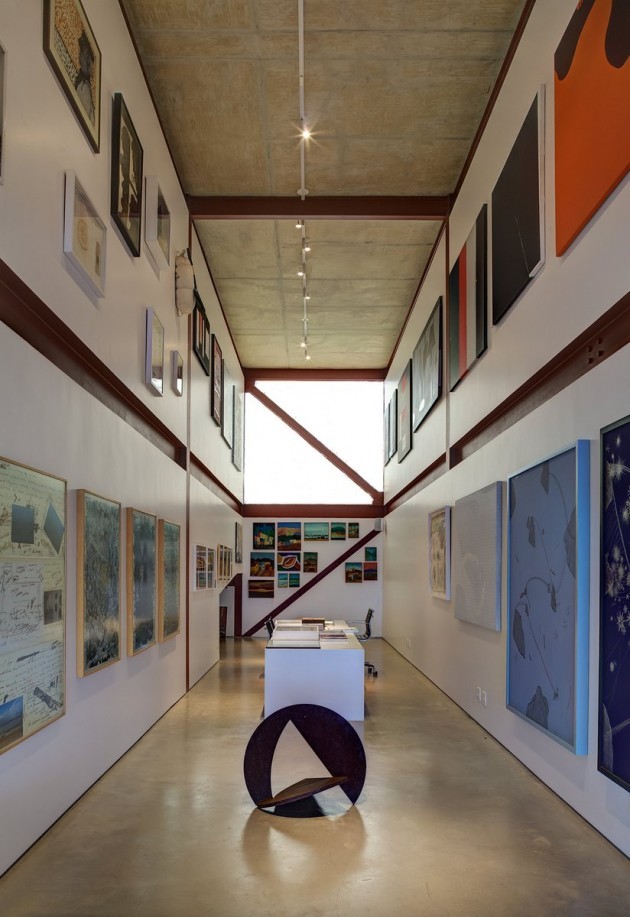 0ing:  Denise Macedo Arquitetos Associados designed a home for an art collector in