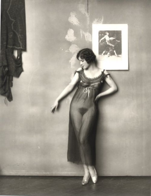 Les Beehive – Alfred Cheney Johnston