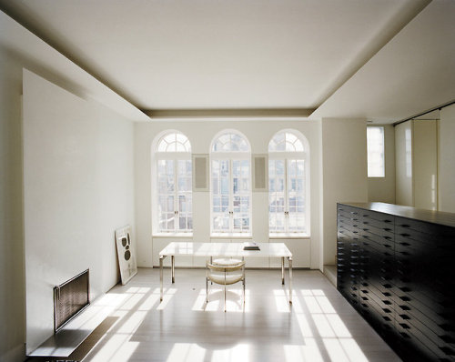 tobiasrocks: ➼ ➼ ➼ New York apartment of Sam Shahid: PK24 lounge chair by Poul Kjærholm for E. Kold 