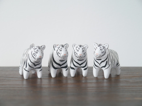 artisticmoods:  I would LOVE to see Emily Steele’s supercute ceramics hang around in my Christmas tree this year. More of her creations shared on the blog:http://www.artisticmoods.com/emily-steele/