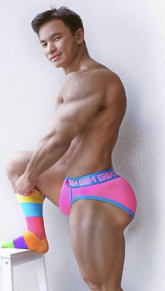 keepemgrowing2:myasianlovers:&ldquo;Bright colors attract attention.&rdquo;