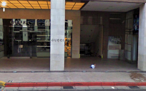 http://9-eyes.com/Imágenes raras de Google Maps Street View.La primera es buenísima.Y la última?!?!!