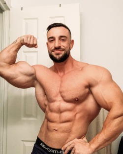 musclemworship:Canadian hunk  Anthony Casado  