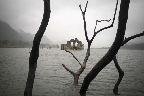 itscolossal:A Drought in Mexico Uncovers a 400-Year-Old Colonial Church in the Middle of Reservoir /