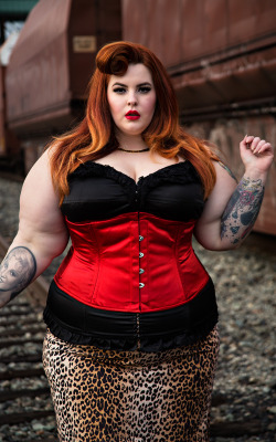 orchardcorset:  Plus-Sized Model Tess Munster comes to Orchard Corset! 