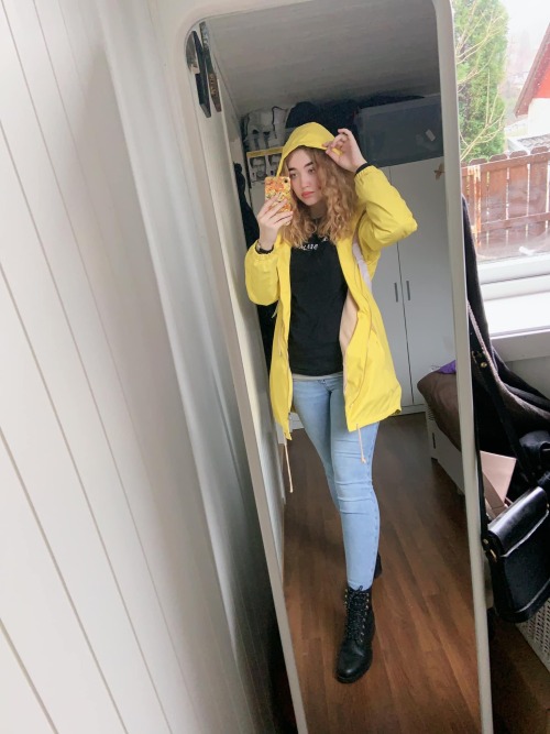 Twitter / InstagramYellow raincoats are so cute