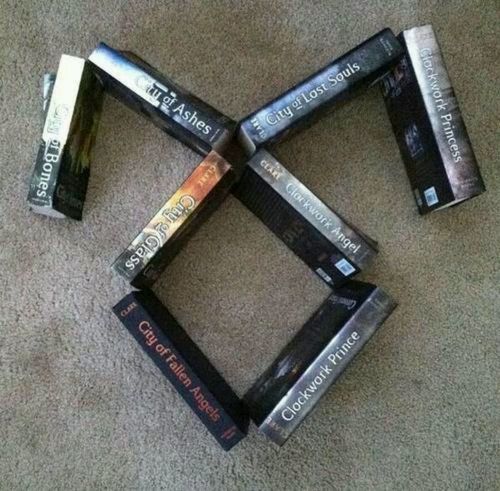 sonrie-apesar-de-tus-problenmas:  ~. Cassandra Clare puso mi mundo al revés, al