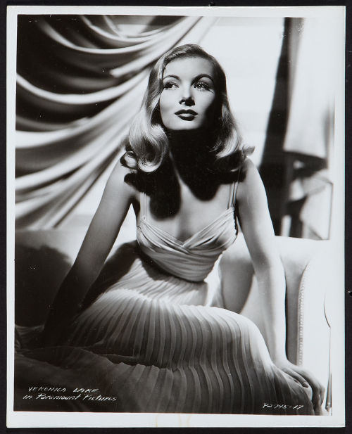 summers-in-sunnydale: Portrait of Veronica Lake by Eugene Robert Richee, 1940 Beautiful.