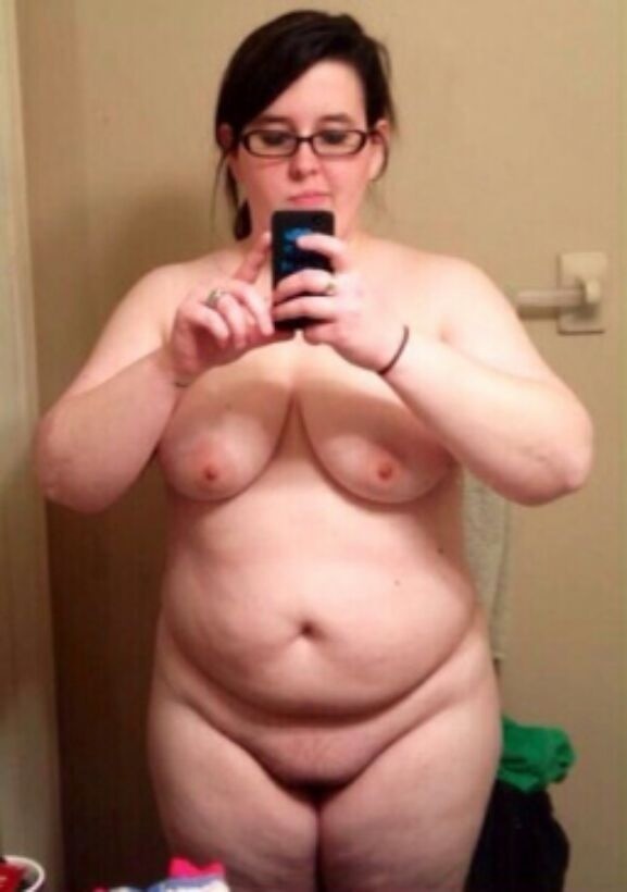 A sexy lady with actual curves. Love ladies like this! 