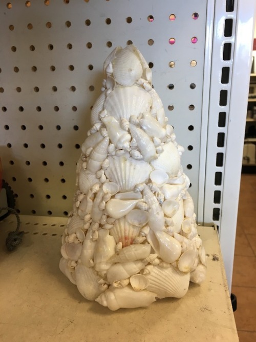 shiftythrifting:Some kind of seashell Christmas tree… There’s a lot of dust and hair st