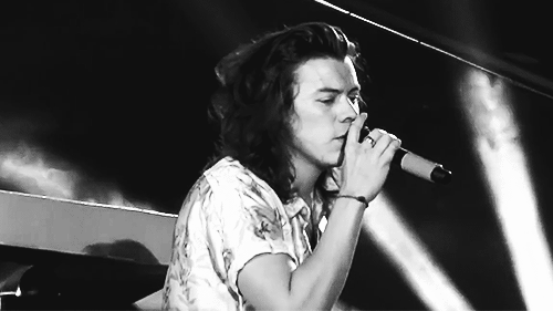 Harry yesterday on their concert in Cardiff ( 5/6 - 15 )