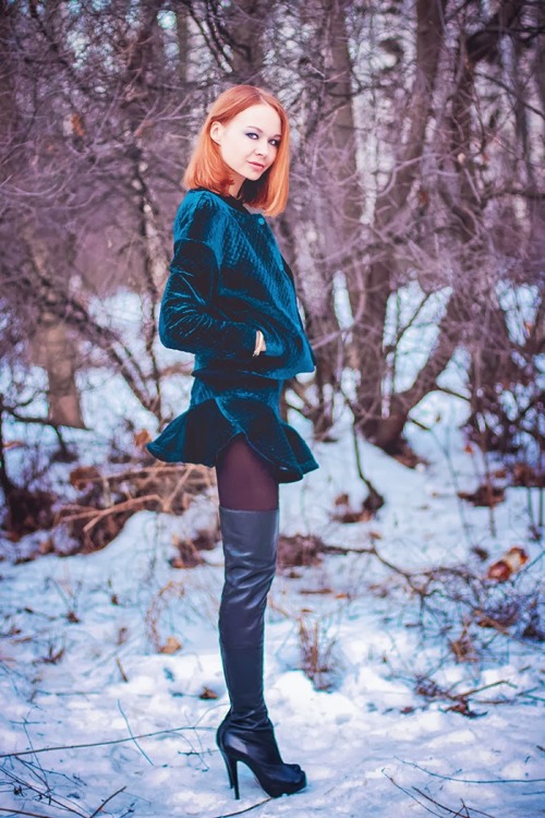 Fashion blogger Lidia Frolova from gvozdishe.com in Topshop over-the-knee boots Velvet suit - Choies