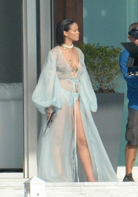 nylo-noodlez:  rihennalately:  Rihanna on set of a new Project in Miami, FL (Mar.