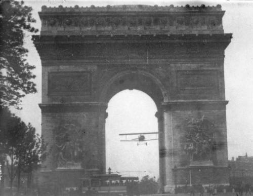 historicaltimes:  Charles Godefroy flies under the Arc de Triomphe in Paris, France. 1919 via reddit