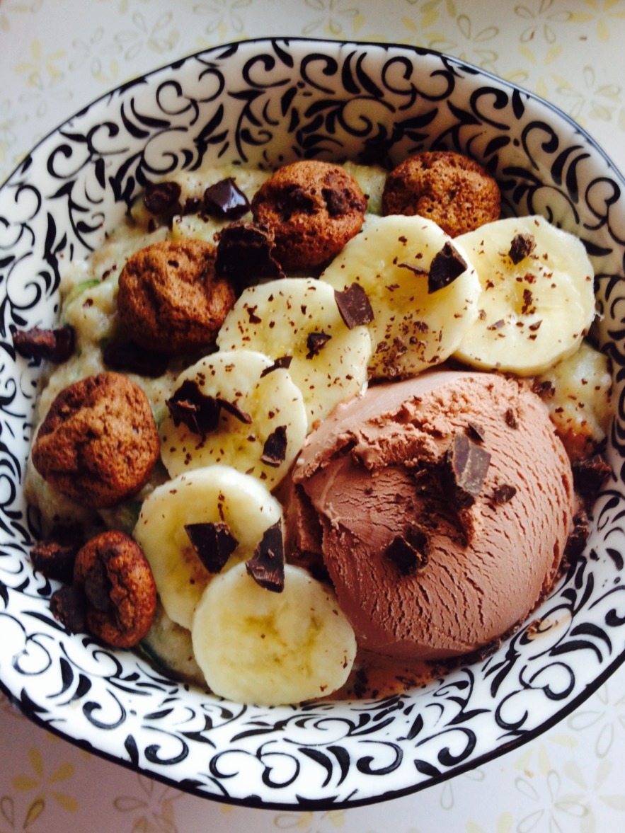 fitfabulousforlife:  Breakfast: cinnamon banana oatmeal topped with bananas, dark