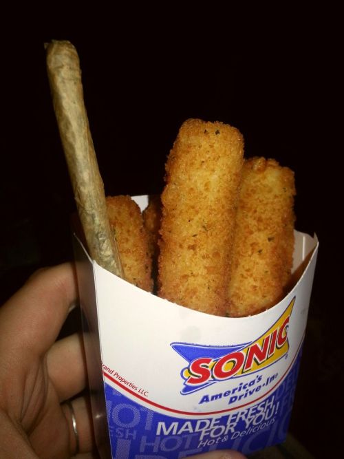 larnbey:  cannabiscum:  mozzarella sticks and weed!   seriously my two greatest weaknesses