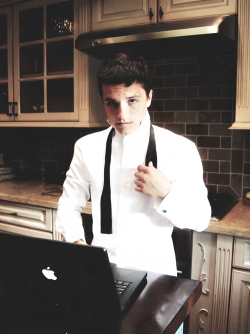 sarcastics:  hutchasaurus:    “Watching youtube and trying to learn how to tie a bow tie…”     SWEET BABY JESUS