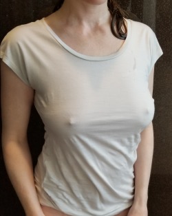 Nippls , Pokies , Braless 