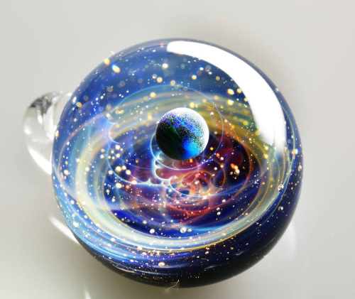 culturenlifestyle:  Satoshi Tomizu Captures the Universe In Incredible Miniature Glass Spheres Japanese glass artist Satoshi Tomizu creates unbelievable globes of glass that contain solar systems, stars, and galaxies. These miniature spheres are made