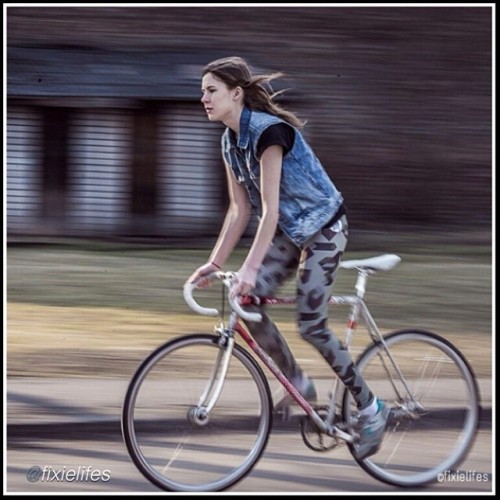 fixiegirls:  by @fixielifes “by Ivars Krutainis #bici #bike #fixie #fixed #fixedgear #singlespeed #f