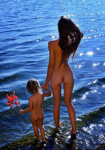 nakedbeauty2015:  The most important thing a mother can pass on to her daughter is